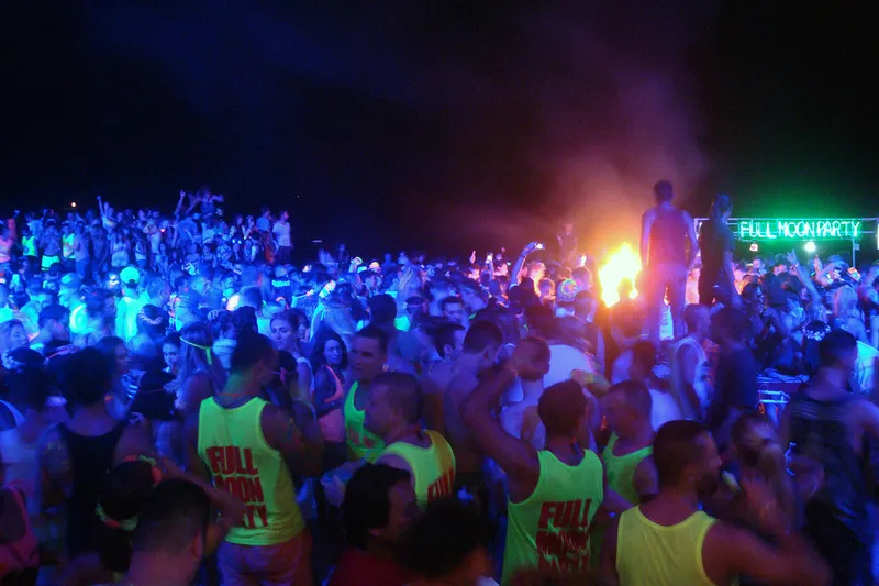 Участники Full Moon Party на пляже Хаад Рин Нок на Пангане
